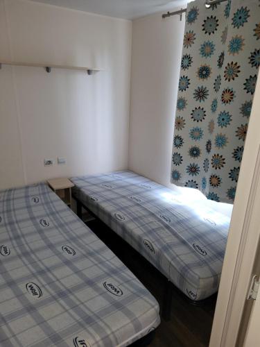 Ένα ή περισσότερα κρεβάτια σε δωμάτιο στο Mobil home Bleu Terra - Clim - Famille