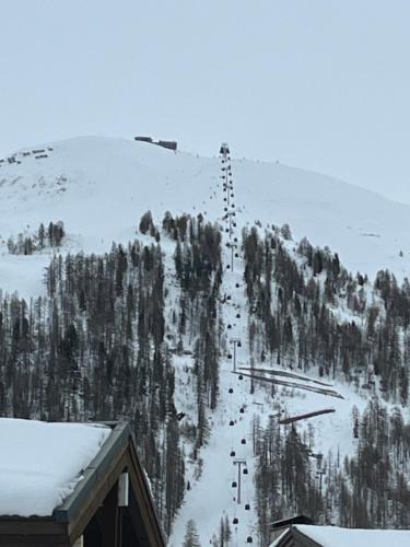 a ski slope with a ski lift on a mountain at Appartement 4 à 5 personnes in Val dʼIsère