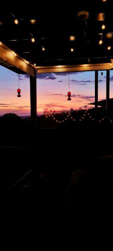 Matahari terbit atau terbenam yang dilihat dari lodge atau berdekatan
