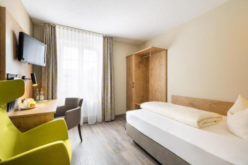 ハルベルクモースにあるHotel Neuwirtのベッドと机があるホテルの部屋