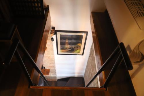 a stairway with a framed picture on a wall at Kuća za odmor GUSKA in Kopačevo