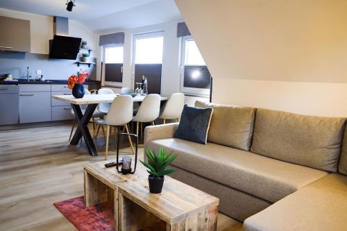 sala de estar con sofá y mesa en Smart Resorts Haus Topas Ferienwohnung 303, en Winterberg