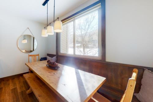 Remodeled Mountain-View Escape – Photos 3