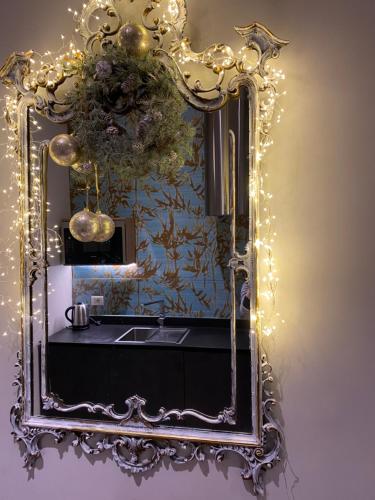 un miroir suspendu sur un mur avec lavabo dans l'établissement Ambra Noblesse, à Naples