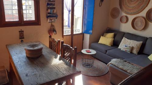 アリカンテにあるLa casita azulのリビングルーム(ソファ、テーブル付)