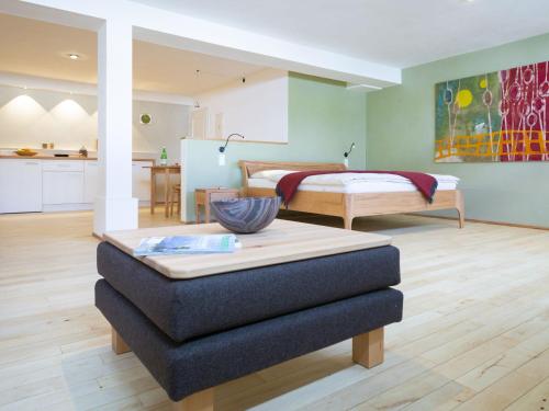 um quarto com uma cama e uma mesa num quarto em Appartement E3 em Wasserburg am Inn