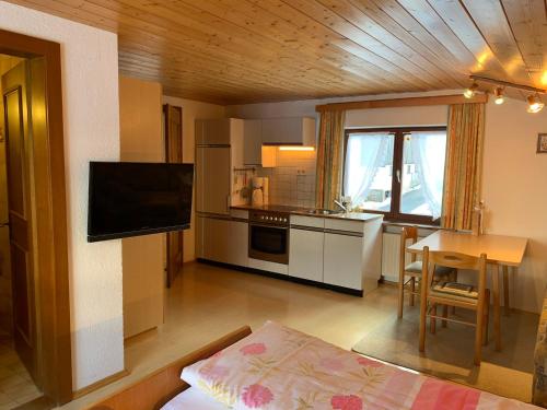 ein Wohnzimmer mit einer Küche und einem Esszimmer in der Unterkunft Haus Aurelia in Au im Bregenzerwald