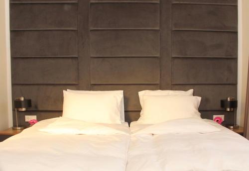 Un pat sau paturi într-o cameră la O&O Hotel Oberursel Zentrum