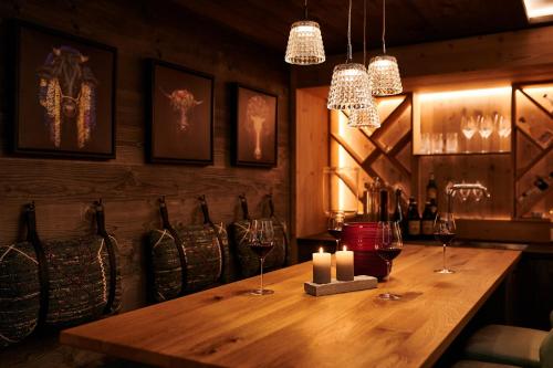 Un lugar para sentarse en Serviced Luxury Chalet Evi, Ski-in Ski-out