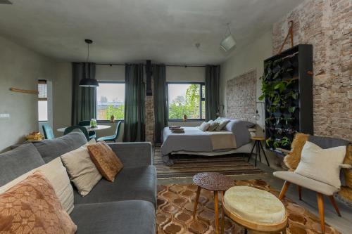 een woonkamer met een bed en een bank bij De oude slaght- luxe suite met buitensauna in Zaandam