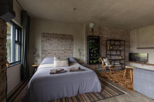 Katil atau katil-katil dalam bilik di De oude slaght- luxe suite met buitensauna