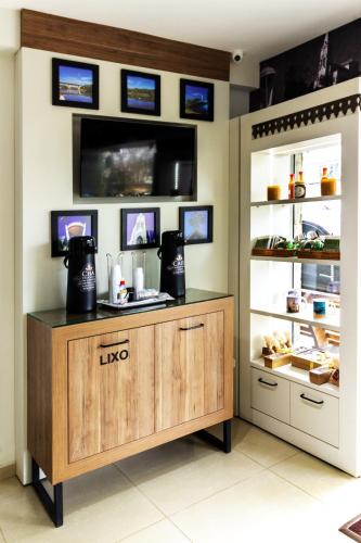 a coffee shop with a counter in a room at Sadas Hotel in São Mateus do Sul