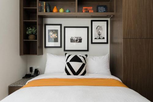 Postel nebo postele na pokoji v ubytování Yugo Guest Suites