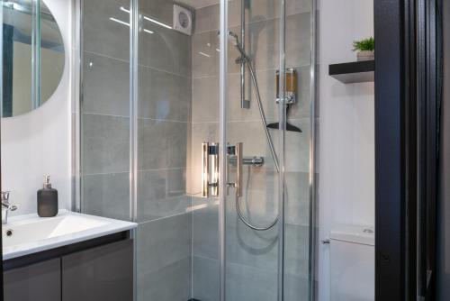 een badkamer met een douche en een wastafel bij Belle petite chambre privée de 9m2, avec SDC et WC, Wifi et Netflix in Saint-Brieuc