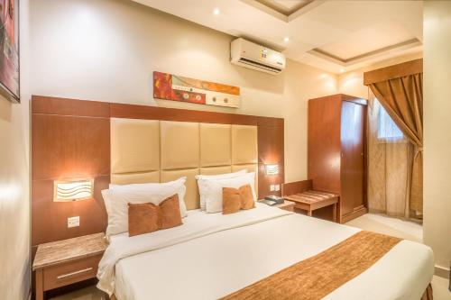 Tempat tidur dalam kamar di Al Muhaidb Hotel Apartments 24