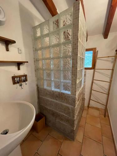 La salle de bains est pourvue d'une douche, d'une baignoire et d'un lavabo. dans l'établissement BERGERIE PARADISU, Domaine de l Ogliastru, à Olmeto