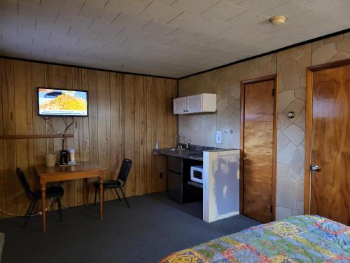 um quarto com uma cama, uma mesa e uma cozinha em Red Ranch Inn em Catskill