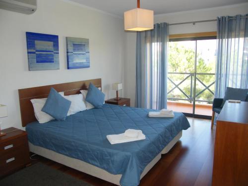 Ένα ή περισσότερα κρεβάτια σε δωμάτιο στο Luxurious first floor apartment with balconies overlooking pool and gardens.