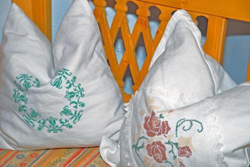 two pillows sitting on top of a bed at Taffenreutherhof in Achenmühle
