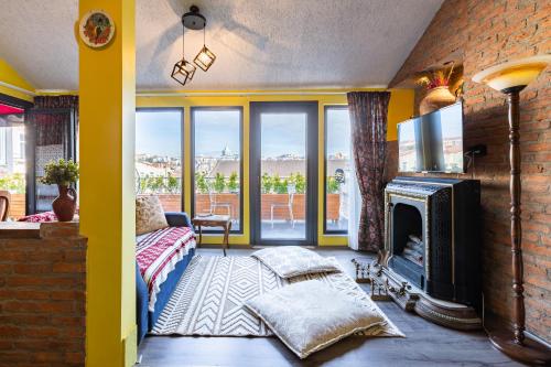 een woonkamer met een open haard en een bakstenen muur bij Ali Pasha Apartment in Istanbul