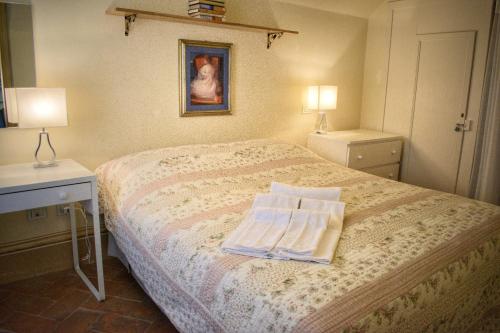 Un dormitorio con una cama con dos toallas encima. en Appartamento Piazza del Mercato, en Spoleto