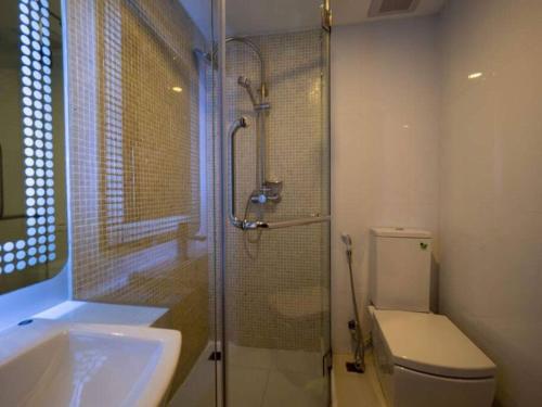 y baño con ducha, aseo y lavamanos. en CALM STUDIO in Serenity Wongamat en Pattaya North