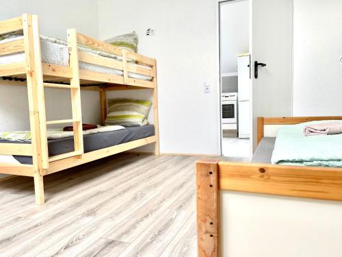 Un ou plusieurs lits dans un hébergement de l'établissement #WORLD Monteur Apartment