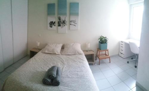 une chambre avec un grand lit avec deux oreillers dessus dans l'établissement Superbe Appt Port Marianne, Parking Privé, 4 personnes, à Montpellier