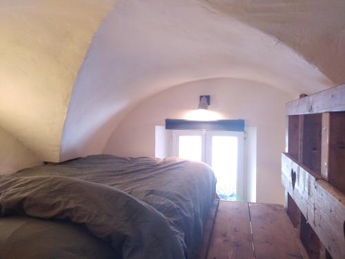 a bedroom with a bed and a window at Joli petit appartement Montagne#SKI#LAC#NETFLIX# in Seyne