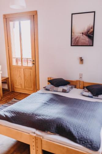 two twin beds in a room with a window at Villa Hubertus in Srebrna Góra