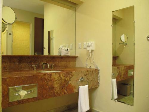 a bathroom with a sink and a mirror at Palmareca Inn-Suites-Studio in Tuxtla Gutiérrez