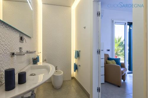 Ένα μπάνιο στο Luxury Sunshine Villa in Alghero with pool and sea view