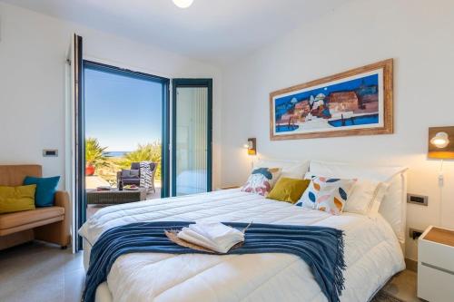 A bed or beds in a room at Villa Luxury Sunshine Alghero con piscina vista mare