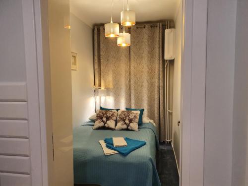 een slaapkamer met 2 aparte bedden en blauwe lakens bij Charming apartment in the Old Town in Warschau