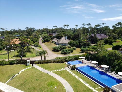 una vista aérea de una casa con piscina en Lumiere 408, en Punta del Este