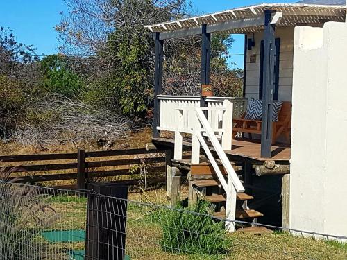 um deque de madeira com uma escada e um gazebo em Ocean Paradise 2 em Punta Del Diablo