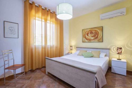 Posteľ alebo postele v izbe v ubytovaní Alghero Villa Mistral per 7 persone Terrazza BBQ AC WiFi
