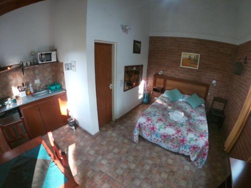 een slaapkamer met een bed bij Aguila Blanca in Mina Clavero