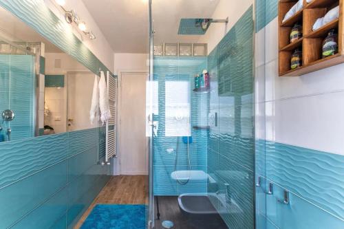 阿尔盖罗Attico Mir el Mar Alghero con spettacolare terrazza panoramica vista mare的带玻璃淋浴和卫生间的浴室