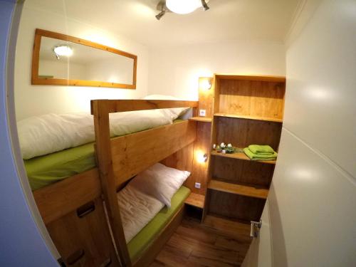 ヴィリンゲンにあるXenos Apartmentの二段ベッド2台と鏡が備わる客室です。