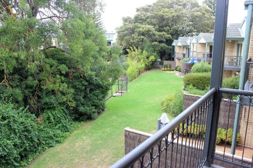 a view of a yard from a balcony at Yackataya at Cowes in Cowes