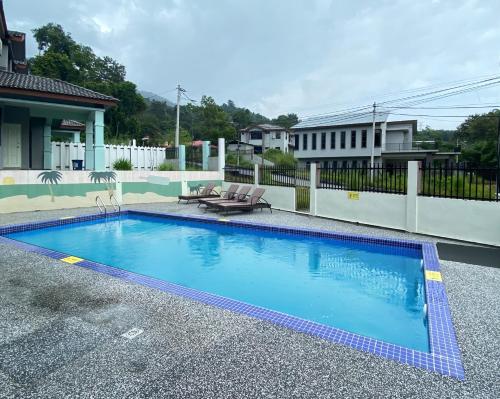 una gran piscina azul frente a una casa en No7 FRUIT GARDEN VILLA小清新度假别墅, en Kisap