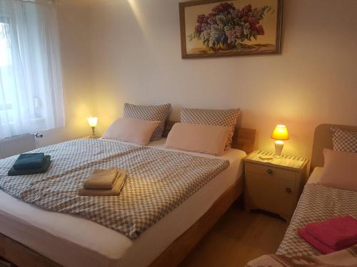 1 dormitorio con 1 cama con 2 toallas en Ferienwohnung im Blumengarten, en Angermünde