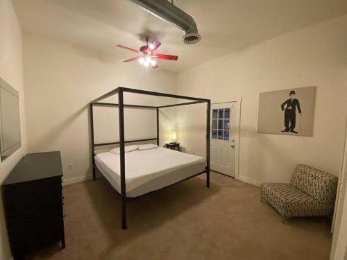 Postel nebo postele na pokoji v ubytování Chic Historic Loft Apartment in Downtown Kittanning