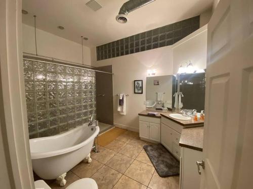 Koupelna v ubytování Chic Historic Loft Apartment in Downtown Kittanning