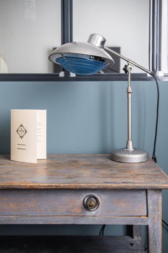 a lamp on top of a wooden table at Maison Volver in Arles