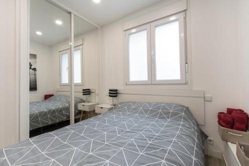マドリードにある4Torres Homes - Sofíaのベッドルーム(ベッド1台、鏡付)