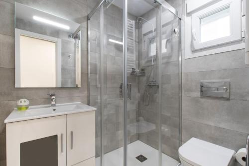 La salle de bains est pourvue d'une douche, de toilettes et d'un lavabo. dans l'établissement 4Torres Homes - Sofía, à Madrid