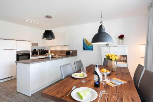 Η κουζίνα ή μικρή κουζίνα στο Appartement "Traumzeit" mit Penthouseflair - Oase am Haff