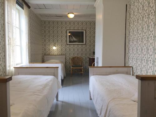 A bed or beds in a room at Guesthouse Enigheten